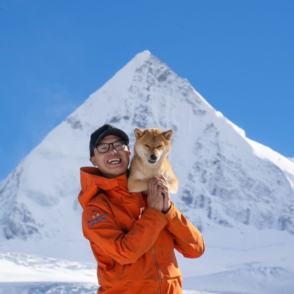 Chinese influencer Cookie scales Mt Everest without using oxygen, American Justin Sackett abandons from Balcony